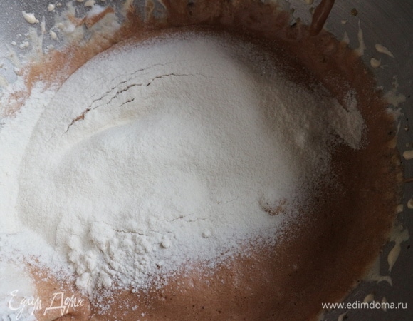 Пшеничную муку перемешать с разрыхлителем. В два приема добавить муку через сито в яичный крем. Быстро перемешивать каждый раз миксером или с помощью комбайна на минимальной скорости.