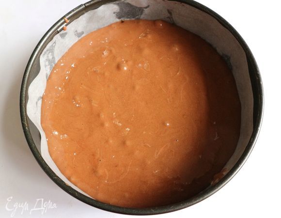 Тесто выложить в форму, отправить в духовку примерно на 40 минут. Дверцу духовки во время выпечки не открывать.