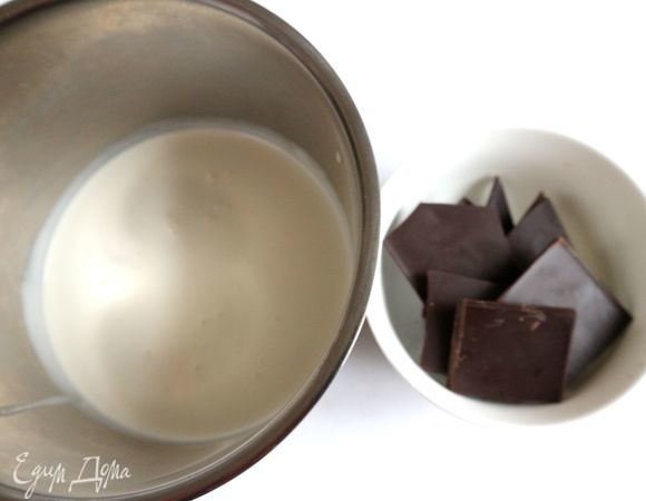 Шоколадные сливки. В сотейнике вскипятить сливки 35% жирности, снять с огня. Помешивая, растопить кусочки горького шоколада (здесь шоколад с 78% какао) в сливках.