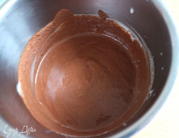 На несколько часов убрать шоколадные сливки после полного остывания в холодильник.