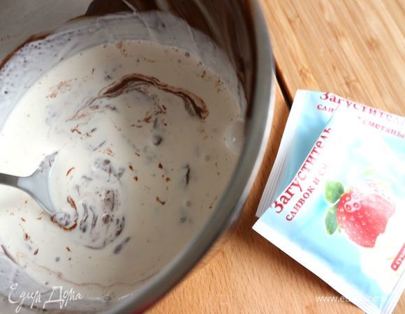 Трюфельные сливки. Сливки, загуститель для сливок (для 500 мл сливок) добавить в шоколадные сливки и взбивать примерно 30 секунд до густой консистенции.