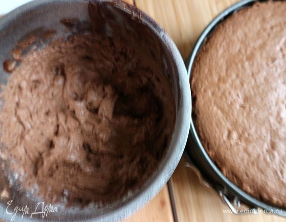 Трюфельные сливки готовы. Вынуть форму с бисквитом из духовки, дать немного остыть.