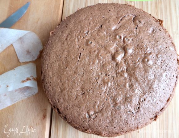 Пройтись ножом по краю формы, снять борта. Удалить бумагу с бортов.