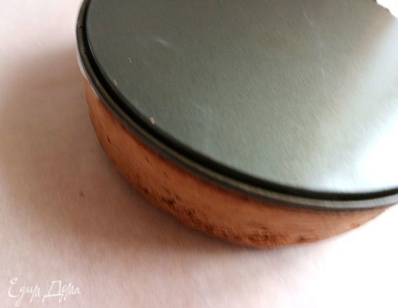 Остывший бисквит перевернуть вверх дном. Освободить от донышка формы, помогая себе ножом с длинным лезвием.