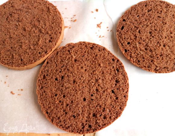 Разрезать корж горизонтально на три части. Нижняя часть бисквита будет верхней у торта. Она самая ровная.