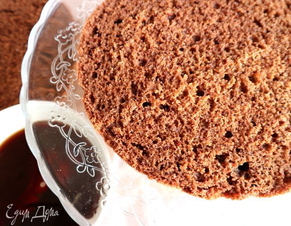 Приготовить пропитку для коржей. Сварить кофе из молотого кофе, добавив сахарный песок, процедить. Дать остыть, добавить коньяк, перемешать. Пропитать равномерно частью приготовленной смеси нижний корж.