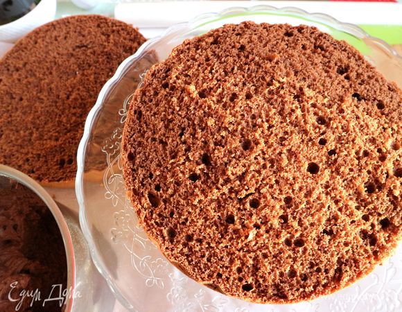 Второй корж положить на первый. Пропитать корж кофейно-коньячным раствором.