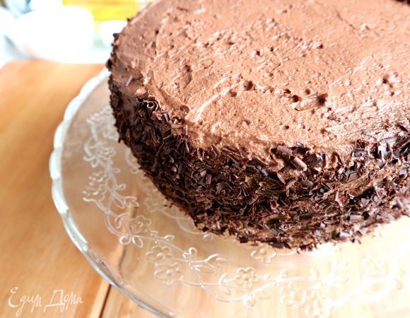 С помощью овощечистки приготовить шоколадную стружку для бортов. Обсыпать ею борта торта.