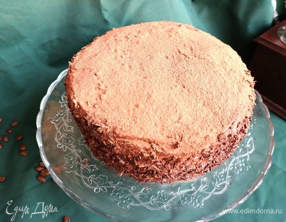 Верх торта равномерно (через сито) покрыть какао-порошком.