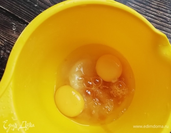 Соединим яйца, сахар, теплый мед.