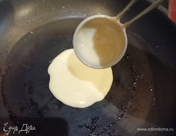 Разогреваем сковороду. Аккуратно в центр сковороды выливаем тесто. Оладушки должны быть ровными и круглыми, похожими на гонг.