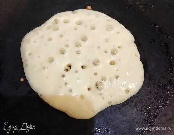 Как только появились пузыри, переворачиваем блинчик.