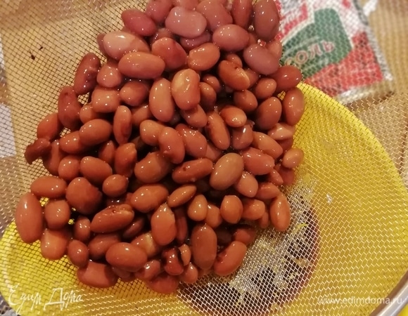 Сливаем жидкость с красной фасоли ТМ «Фрау Марта».