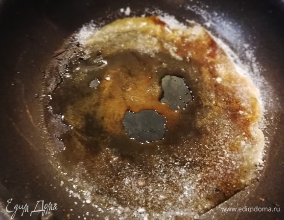 Параллельно делаем сухую карамель из сахара.