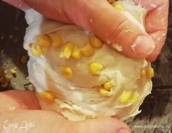 В эластичное тесто добавляем кукурузу и вмешиваем ее.