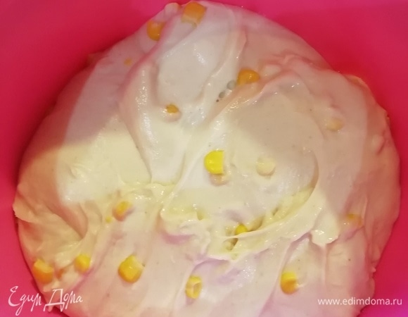 Накрываем пленкой и убираем тесто на 3 часа.