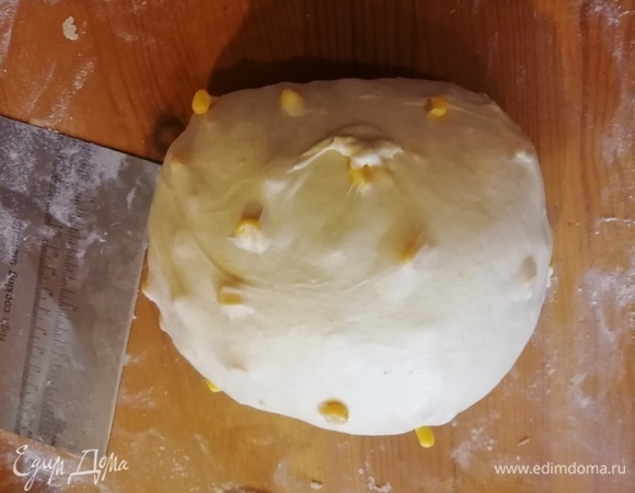 Тесто хорошо поднялось. Формируем шар, подтягивая тесто, и оставляем отдохнуть 15 минут, накрыв полотенцем.