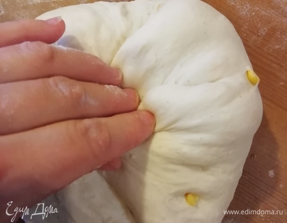 Формируем круглую булку. От краев к центру.