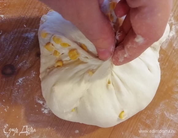 Защипляем середину, чтобы тесто при выпечке не разошлось.