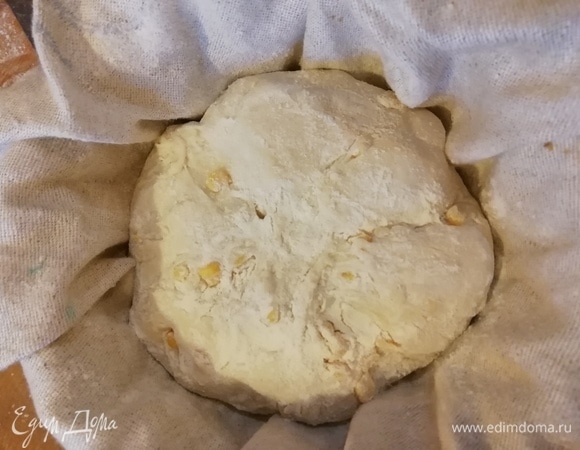 Посыпаем льняное полотенце мукой, кладем в круглую миску и выкладываем в него хлеб (или же кладем хлеб в специальную форму на расстойку).