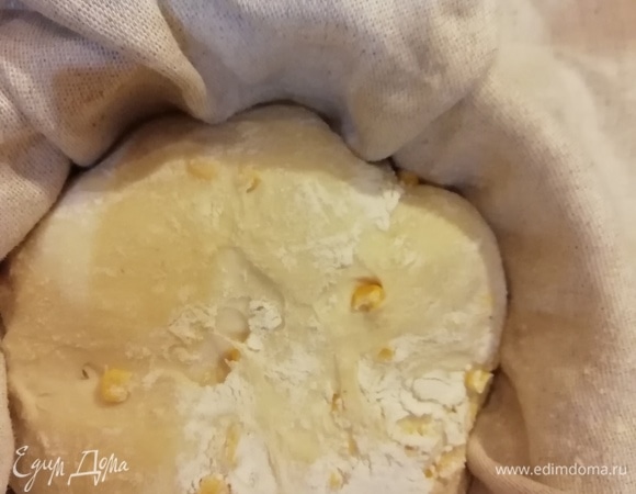 Через 3 часа тесто хорошо поднялось. За час до выпечки включаем духовку на 250°C и прогреваем ее. Отлично использовать пекарский камень для выпечки.