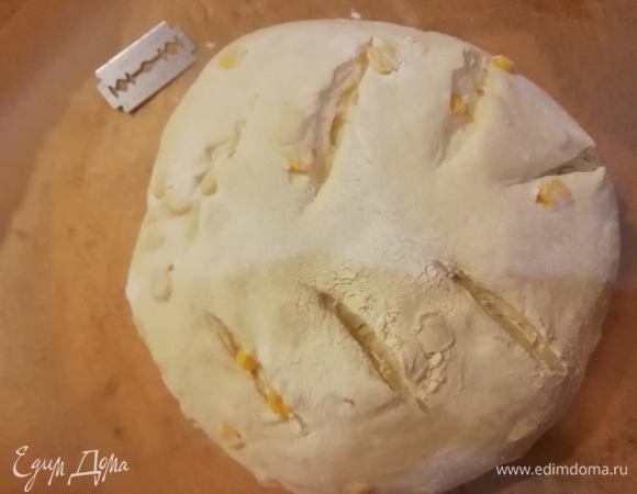 Достаем заготовку, выкладываем на лист пергамента. Делаем надрезы лезвием под углом 30 градусов.