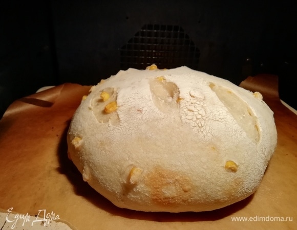 Через 15 минут снимаем колпак, хлеб должен хорошо раскрыться. Снижаем темпрературу духовки до 200°C и готовим еще 25 минут.