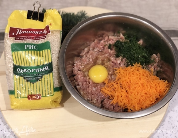 Прокручиваем в мясорубке мясо, лук, чеснок. Добавляем тертую на мелкой терке морковь, яйцо, укроп.