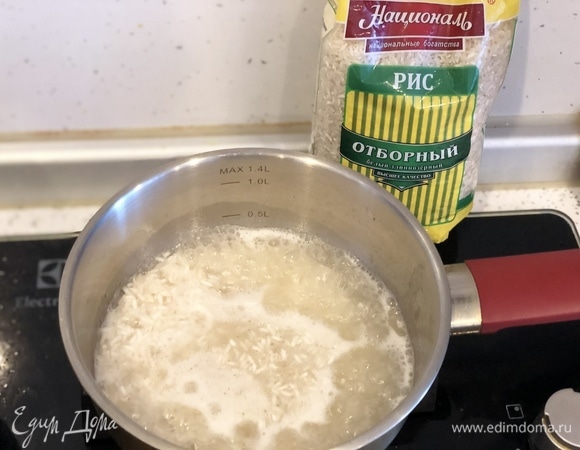 Отвариваем рис «Отборный» ТМ «Националь» до полуготовности (7 минут).
