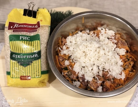 Добавляем в фарш рис, соль, перец и перемешиваем.
