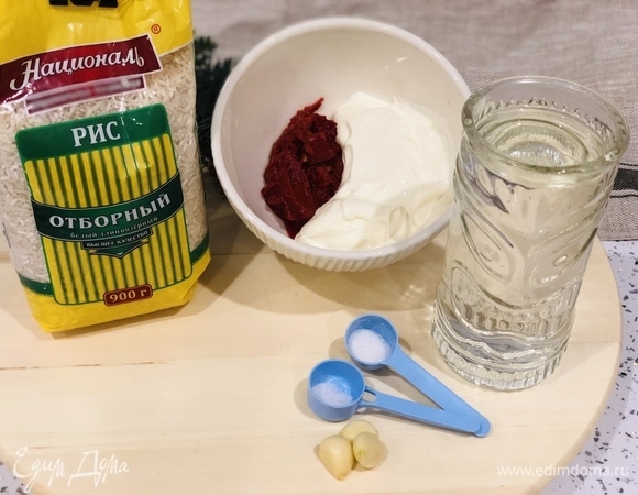 Готовим соус: сметана, мука (1 ст. л.), томатная паста, чеснок, вода, соль, перец по вкусу.