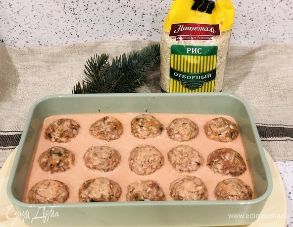 Соусом заливаем тефтели. Ставим в духовку при 180°C на 25 минут.