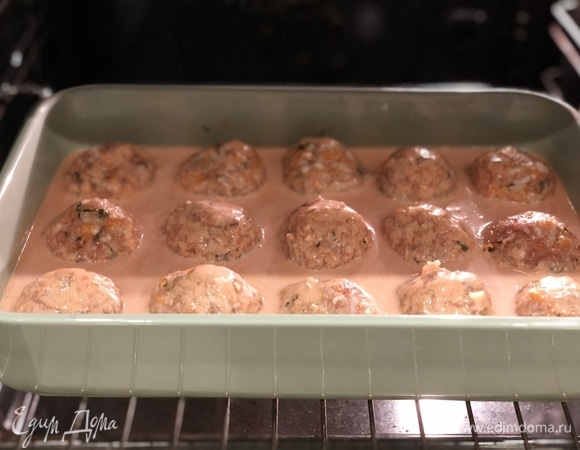 Затем достаем тефтели из духовки. Подаем с рисом! Наслаждаемся вкусом. Приятного аппетита!