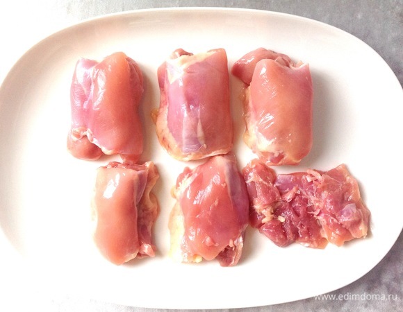 Беру куриные бедра без шкуры и косточек, режу кубиками.