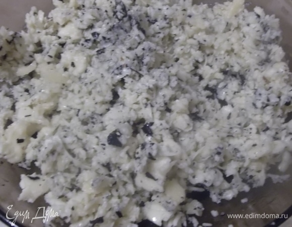 Сыр натереть на терке. Добавить 50 мл растительного масла и базилик. Перемешать.