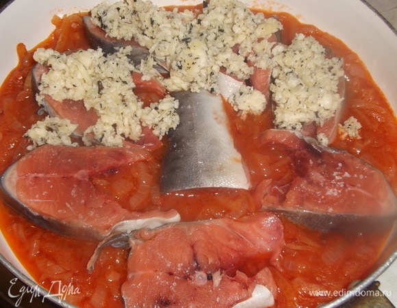 В посуду для запекания выложить овощную подушку. Уложить порционные кусочки рыбы. Сверху выложить сырную массу.