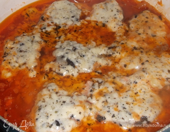 Накрыть форму фольгой. Поставить в разогретую до 200°C духовку. Запекать 20 минут.