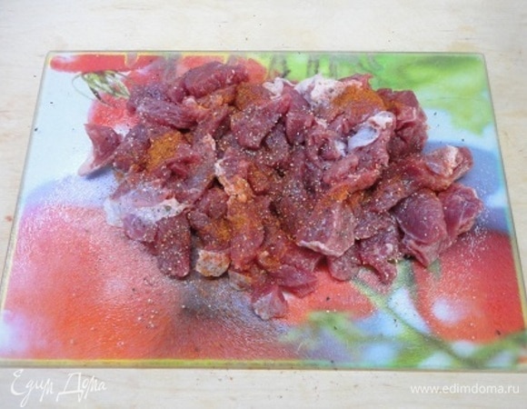 Мясо нарезать брусочками и поперчить.