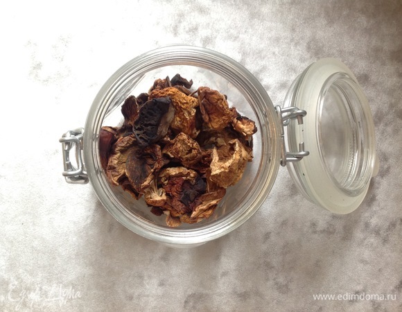 Белые грибы (у меня сушеные) заливаю водой на 10 минут. В это время чищу лук, шампиньоны, чеснок. Нарезаю лук, шампиньоны, чеснок оставляю целым. Ставлю на огонь сковородку, наливаю 2 ст. л. масла, поджариваю лук, чеснок, шампиньоны.