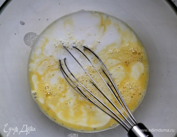 Добавить кокосовое молоко. Перемешать.