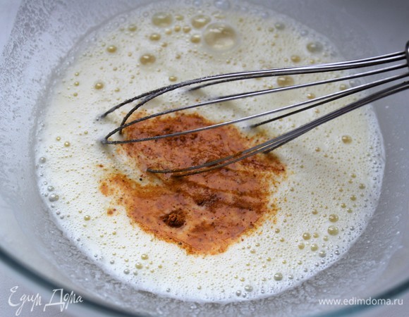 Карри придаст блинчикам солнечный оттенок и приятный вкус. Ориентируйтесь по своему вкусу. Можно добавить больше карри.