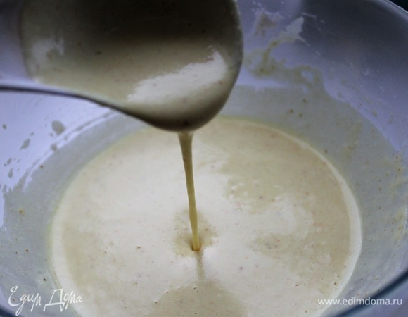 Получаем консистенцию плотную, не водянистую. Если тесто получилось густым, добавьте еще молока.