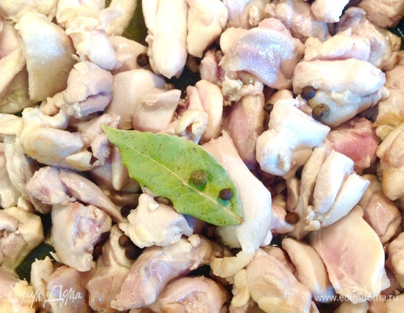 Слегка поджариваю филе бедрышек на оливковом масле (2 ст. л.). Добавляю перец, соль, лавровый лист.