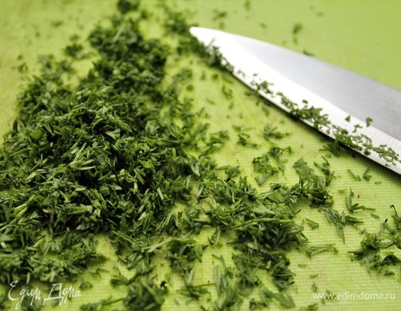 Измельчить зелень. Сегодня у нас в блинчиках укроп. Также отлично себя зарекомендовала кинза.
