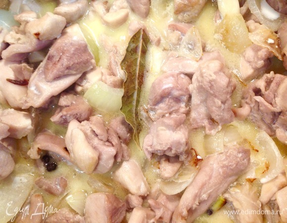 Соединяю лук с бедрышками. Хорошо размешиваю. Добавляю размоченные белые грибы. Тушу 10 минут.