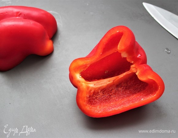 Перец болгарский разрезать, удалить семена и плодоножку. Любите поострее? Тогда смело еще добавляйте перец чили.