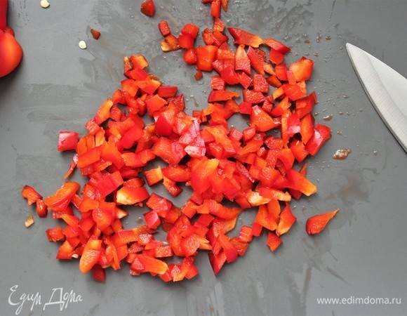 50 г болгарского перца мелко нарезать.