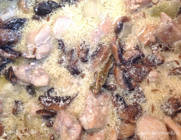 Добавляю шампиньоны, сливки, сметану, накрываю крышкой, тушу 15–20 минут на среднем огне.