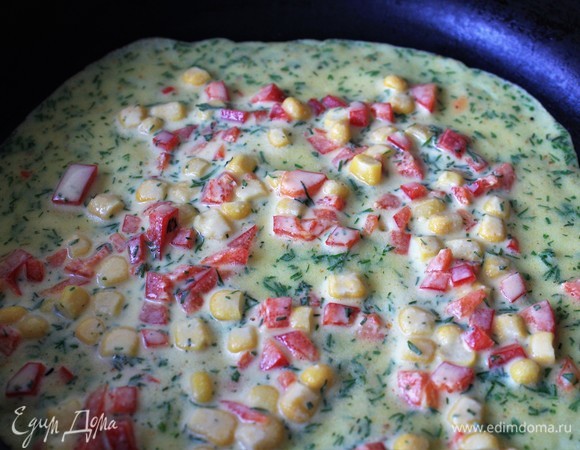 Нагреть сковородку и распределить тесто. Если есть блинная сковородка, то лучше использовать ее для придания ровного края.