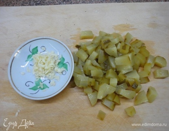 Огурцы очищаем от кожицы и нарезаем кубиками. Измельчаем чеснок.